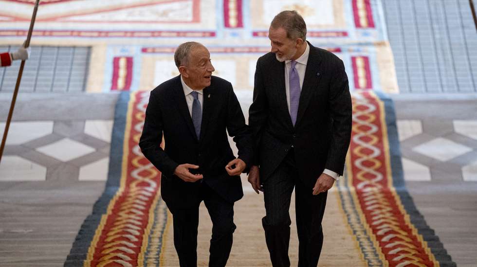 O Presidente da República, Marcelo Rebelo de Sousa (E), conversa com o Rei Filipe VI de Espanha (D), à chegada para um encontro no Palácio Real de Madrid, naquela que é a sua última visita oficial como chefe de Estado, em Madrid, Espanha, 20 de fevereiro de 2026. DANIEL GONZALEZ/EFE/LUSA/POOL