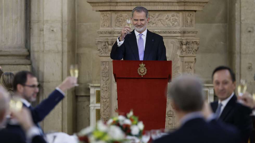 epa12761720 Spain's King Felipe VI (C) makes a toast during an official luncheon held in honour to the President of Portugal, Marcelo Rebelo de Sousa, at the Royal Palace on the occasion his official visit to Spain, in Madrid, 20 February 2026. This visit serves as a farewell for Rebelo de Sousa who steps down as the country's president on 09 March.  EPA/CHEMA MOYA / POOL