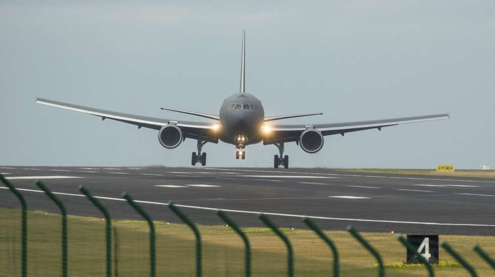 Um avião da força aérea americana faz-se à pista da Base Aérea das Lajes, nos Açores, 19 de fevereiro de 2026. ANTÓNIO ARAÚJO/LUSA