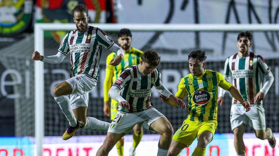 Max Scholze (C) do Estrela da Amadora disputa a bola com Joe Hodge (2D) do Tondela durante o jogo da Primeira Liga de Futebol disputado no Estádio José Gomes, Amadora, 20 de fevereiro de 2026.   MIGUEL A. LOPES/LUSA