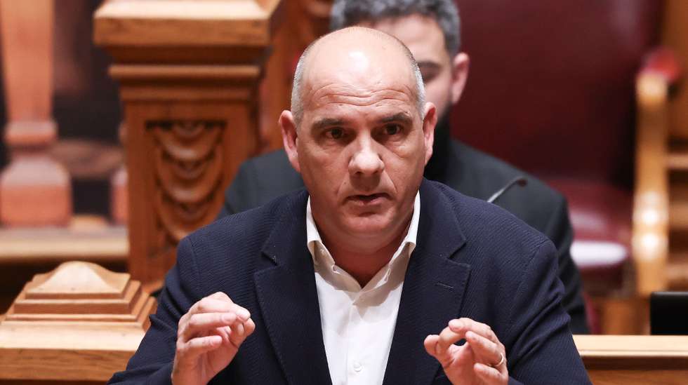O secretário-geral do Partido Comunista  Português (PCP), Paulo Raimundo, intervém durante o debate quinzenal, com a presença do primeiro-ministro, Luís Montenegro (ausente na foto) na Assembleia da República, em Lisboa, 19 de fevereiro de 2026. ANTÓNIO COTRIM/LUSA