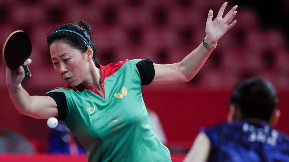 A portuguesa Fu Yu (D) foi hoje eliminada na terceira ronda do torneio feminino de singulares de ténis de mesa dos Jogos Olímpicos Tóquio2020, ao perder com a japonesa Mima Ito por 4-1, no Ginásio Metropolitano de Tóquio, 27 de julho de 2021. TIAGO PETINGA/LUSA