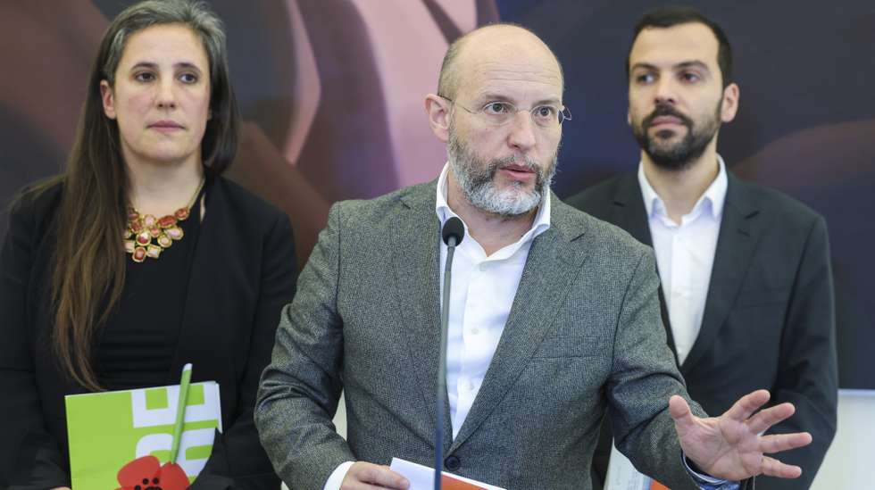 O porta-voz do Livre, Rui Tavares (C), fala aos jornalistas após reunir com o primeiro-ministro, Luís Montenegro (ausente da fotografia), e membros do Governo, para discutir o programa "Portugal Transformação, Recuperação e Resiliência" (PTRR), no Palácio de São Bento, em Lisboa, 25 de fevereiro de 2026. MIGUEL A. LOPES/LUSA