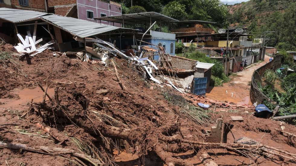 epa12776467 Debris and mud in the aftermath of a storm, in Juiz de Fora, Brazil, 25 February 2026. The Brazilian state of Minas Gerais was hit by torrential rains that triggered widespread flooding and landslides, leaving dozens dead and many others missing.  EPA/ANDRE COELHO