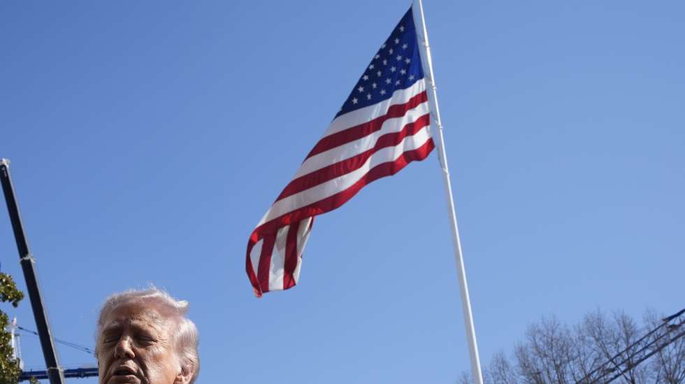 epa12782095 US President Donald Trump speaks to the members of the media on the South Lawn of the White House before boarding Marine One helicopter en route Corpus Christi, Texas and Palm Beach, Florida, in Washington, DC, USA, 27 February 2026.  EPA/YURI GRIPAS / POOL