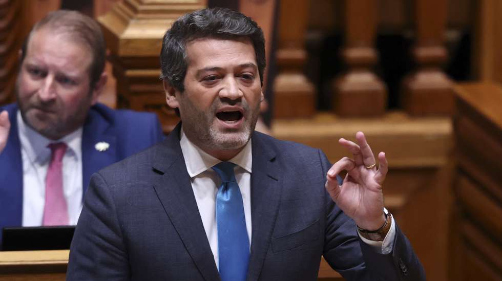 O presidente e deputado do Chega, André Ventura, intervém na sessão plenária com a presença do primeiro-ministro, Luís Montenegro (ausente da fotografia), na Assembleia da República, em Lisboa, 19 de fevereiro de 2026. ANTÓNIO COTRIM/LUSA