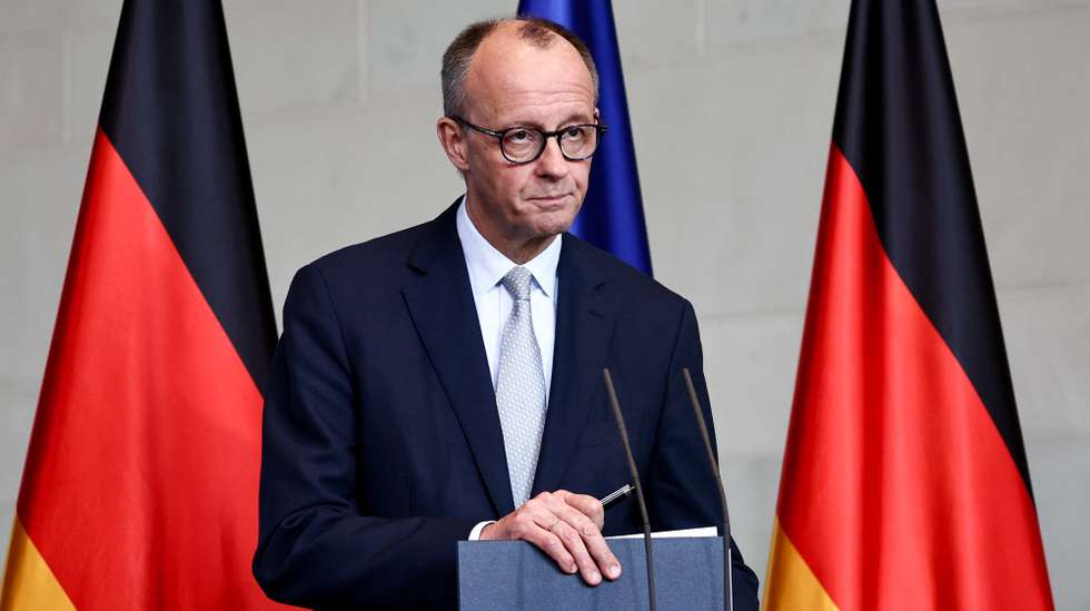 epa12787624 German Chancellor Friedrich Merz delivers a statement at the Chancellery in Berlin, Germany, 01 March 2026, following joint US-Israel military strikes on Iran.  EPA/FILIP SINGER