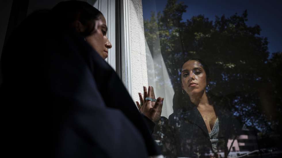 A fadista Sara Correia posa para a fotografia durante uma entrevista à agência Lusa, por ocasião do lançamento do seu novo álbum "Liberdade" que será editado a 13 de outubro, em Lisboa, 04 de outubro de 2023. O CD inclui temas assinados por de Diogo Clemente, Joana Espadinha, Pedro Abrunhosa e Carolina Deslandes, entre outros, recria “Balada de Outono”, de José Afonso, e conta com a participação especial da fadista Maria da Nazaré, com quem cantou durante oito anos numa casa de fados em Lisboa, num total de 13 temas. (ACOMPANHA TEXTO DA LUSA DO DIA 09 DE OUTUBRO DE 2023). JOSÉ SENA GOULÃO/LUSA