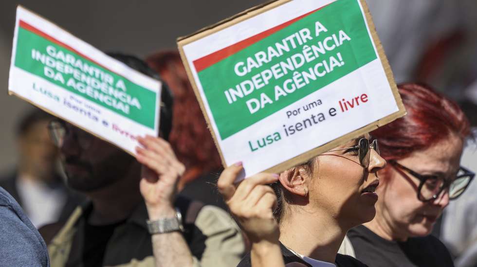 Trabalhadores da agência Lusa participam numa manifestação, durante a greve parcial, das 10:00 às 14:00, frente ao Campos XVI, em Lisboa, 12 de março de 2026. TIAGO PETINGA/LUSA
