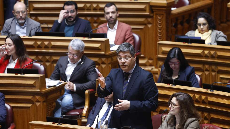 O deputado do Partido Socialista, Eurico Brilhante Dias (C), intervém na sessão plenária, com a presença do ministro Adjunto e da Reforma do Estado, Gonçalo Matias (ausente da foto), na Assembleia da República, em Lisboa, 27 de fevereiro de 2026. ANTÓNIO PEDRO SANTOS/LUSA