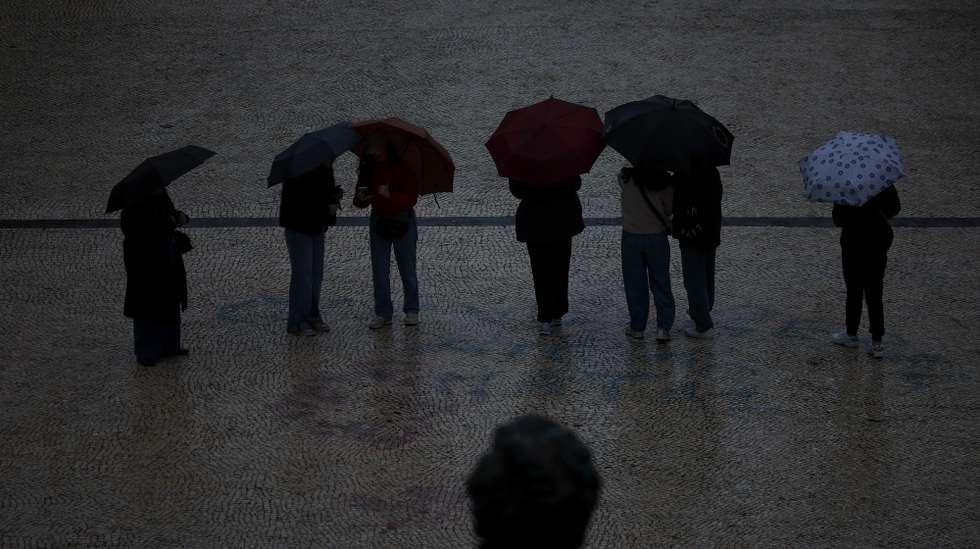 Turistas passeiam em dia de chuva na Avenida dos Aliados, no Porto, 10 de fevereiro de 2026. ESTELA SILVA/LUSA