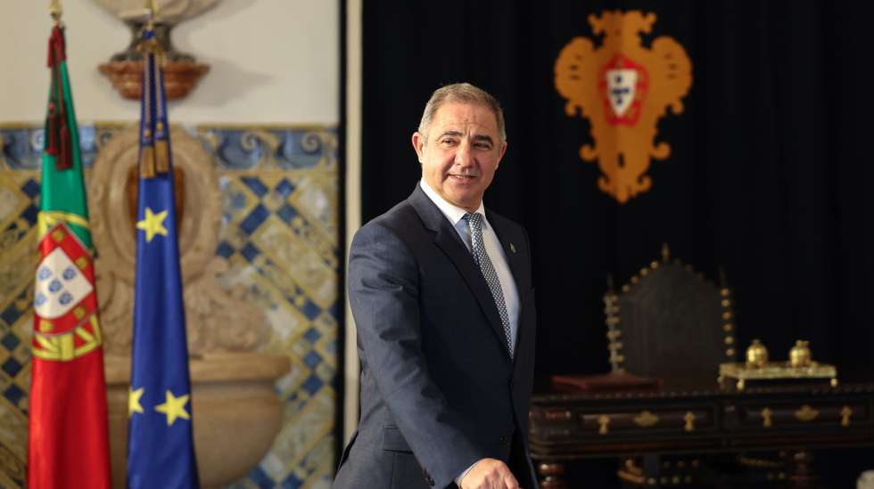 O presidente do Governo Regional dos Açores, José Manuel Bolieiro, momentos antes de falar aos jornalistas no final da audiência com o Presidente da República, António José (ausente na fotografia) no Palácio de Belém, em Lisboa, 25 de março de 2026. JOÃO RELVAS/LUSA