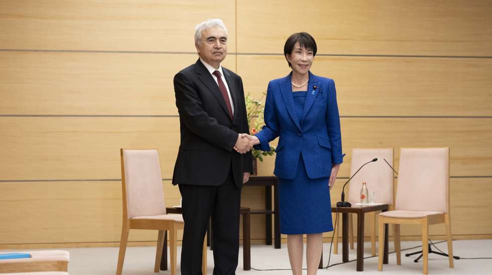 epa12847679 Japan's Prime Minister Sanae Takaichi (R) and Executive Director of the International Energy Agency (IEA) Fatih Birol (L) pose at the beginning of their meeting at the Prime Minister's Office in Tokyo, Japan, March 25, 2026.  EPA/YUICHI YAMAZAKI / POOL