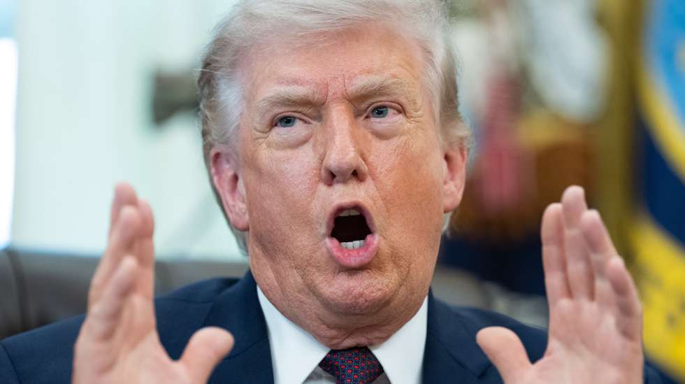 epa12863099 US President Donald J Trump gives remarks during an executive order signing event in the Oval Office of the White House in Washington, DC, USA, 31 March 2026. The order directs the federal government, through the US Postal Service, to provide states with voter eligibility data.  EPA/AARON SCHWARTZ / POOL