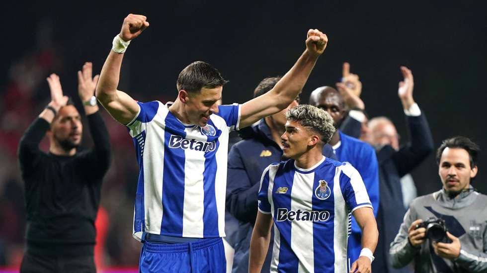 epa12842957 FC Porto players Jan Bednarek (2-L) and William Gomes celebrate at the end of the Portuguese First League soccer match between SC Braga and FC Porto in Braga, Portugal, 22 March 2026.  EPA/HUGO DELGADO