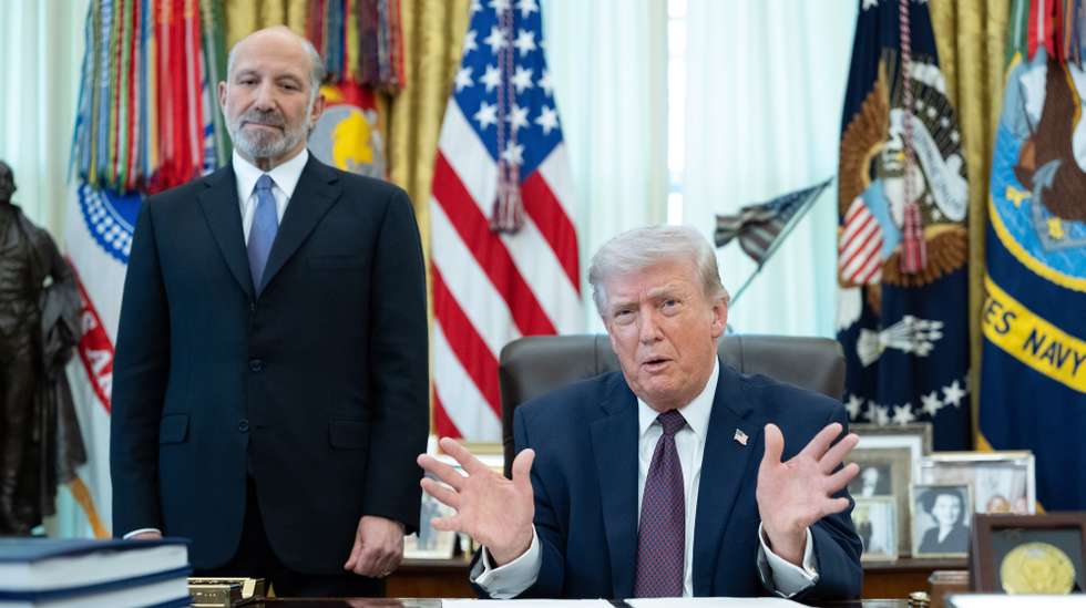 epa12863103 US President Donald J Trump sepaks during an executive order signing event in the Oval Office of the White House in Washington, DC, USA, 31 March 2026. The order directs the federal government, through the US Postal Service, to provide states with voter eligibility data.  EPA/AARON SCHWARTZ / POOL