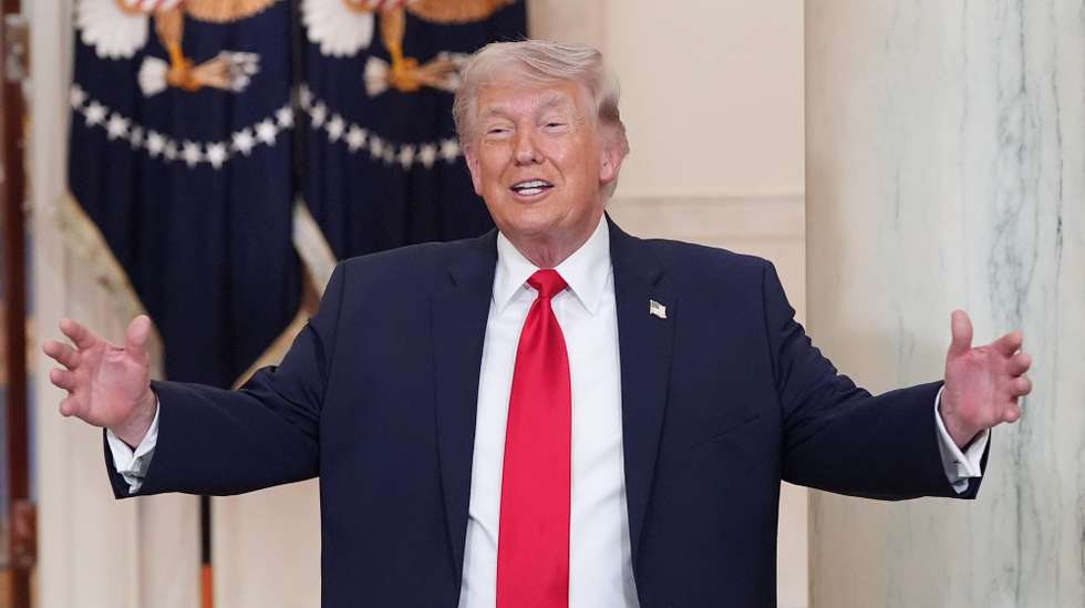 epa12865471 US President Donald J. Trump gestures after speaking about the Iran war from the Cross Hall of the White House in Washington, DC, USA, 01 April 2026.  EPA/ALEX BRANDON / POOL