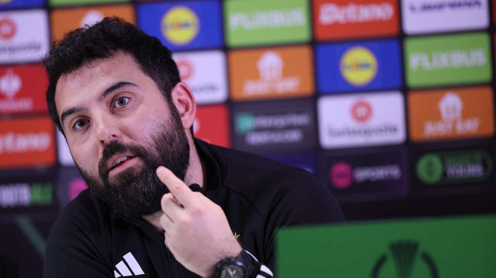 epa12035503 Legia's head coach Goncalo Feio attends a press conference in London, Britain, 16 April 2025. Legia Warszawa will face Chelsea FC in their UEFA Conference League quarterfinal second leg soccer match on 17 April 2025.  EPA/Leszek Szymanski POLAND OUT