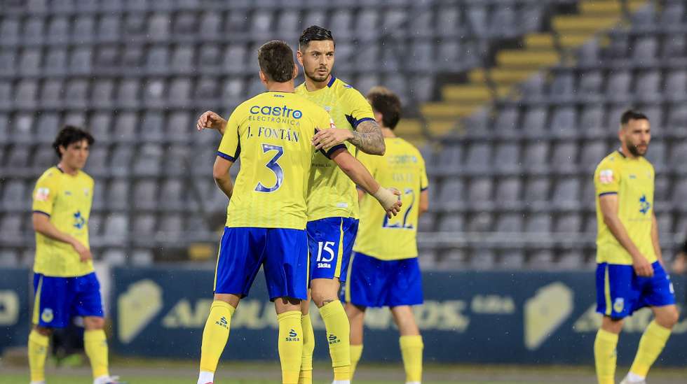 Os jogadores do Arouca José Fontán (E) e javi Sanchéz festejam após marcar um golo contra o Estoril Praia durante o jogo da I Liga de futebol, disputado no estádio municipal de Arouca, 6 de abril de 2026. JOSÉ COELHO/LUSA