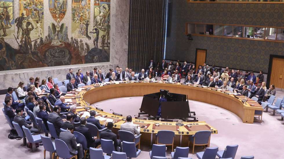 epa12873685 Diplomats and other United Nations employees attend a United Nations Security Council meeting at United Nations Headquarters in New York, New York, USA, 07 April 2026. The council discussed recent developments in the Middle East regarding the war in Iran.  EPA/SARAH YENESEL