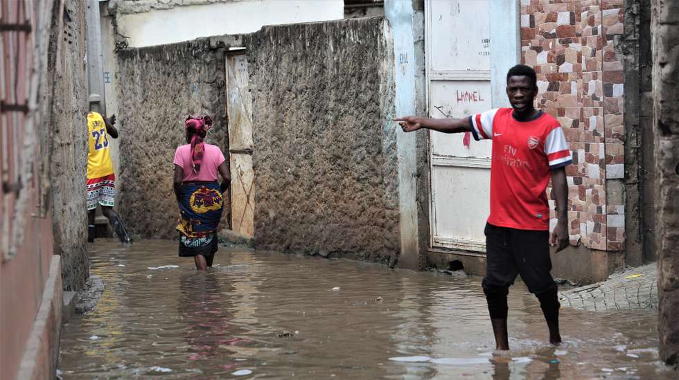 epa10579112 Locals wade through flood waters caused by rainfall in Luanda, Angola, 18 April 2023. Since last week the rains that fell in Luanda area have caused the death of at least seven people, including three children in the early hours of 18 April, in addition to falling trees, thousands of flooded homes and collapsed electricity pylons.  EPA/AMPE ROGERIO