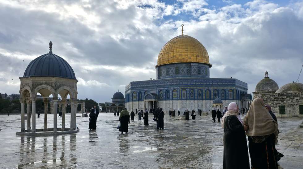 epa12781889 Palestinian worshipers attend the second Friday prayers at Al-Aqsa mosque compound during the holy month of Ramadan, in the Old City of Jerusalem, 27 February 2026.  EPA/ALAA BADARNEH