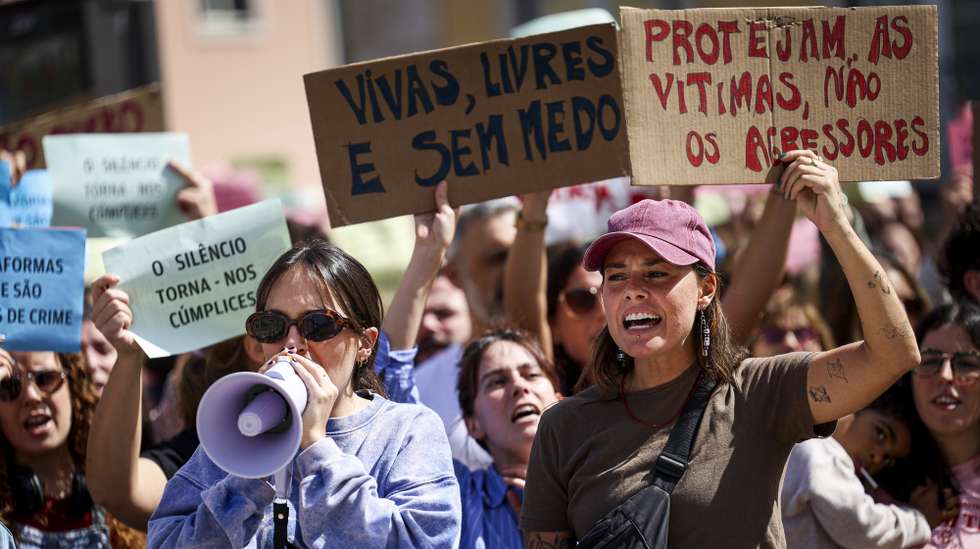 Manifestantes participam no protesto "Violação Não se Filma, Condena-se”, em frente à Assembleia da República, na sequência do caso do trio de influencers que se filmou a violar uma menor de 16 anos em Loures e divulgou o vídeo nas redes sociais, em Lisboa, 05 de abril de 2025. FILIPE AMORIM/LUSA