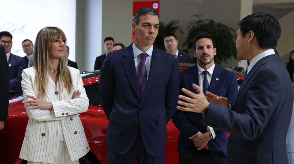 epa12886689 Founder, Chairman and CEO of Xiaomi, Lei Jun (R), speaks to Spanish Prime Minister Pedro Sanchez (C), and his wife Begona Gomez, at the Xiaomi headquarters Beijing, China, 13 April 2026. Sanchez is on an official visit to China until 15 April 2026.  EPA/ANDRES MARTINEZ CASARES / POOL