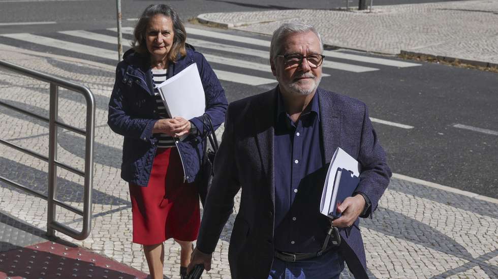 A presidente da UGT, Lucinda Dâmaso e o secretário-geral da UGT, Mário Mourão, à chegada para participarem na reunião entre o Governo e as quatro confederações empresariais, no âmbito do processo negocial sobre as alterações à lei laboral, em Lisboa, 13 de abril de 2026. Esta reunião acontece depois de o secretariado nacional da UGT ter votado contra a proposta de revisão da legislação laboral apresentada pelo Governo e ter apelado à continuação do processo negocial em sede de Concertação Social, tendo o executivo referido entretanto que mantém "a porta aberta para completar a negociação". MANUEL DE ALMEIDA/LUSA