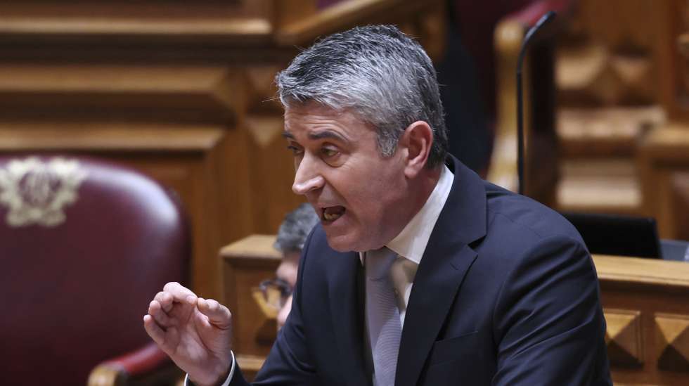 O  secretário-geral do Partido Socialista (PS), José Luís Carneiro, intervém na sessão plenária com a presença do primeiro-ministro, Luís Montenegro (ausente da fotografia), na Assembleia da República, em Lisboa, 15 de abril de 2026. ANTÓNIO COTRIM/LUSA