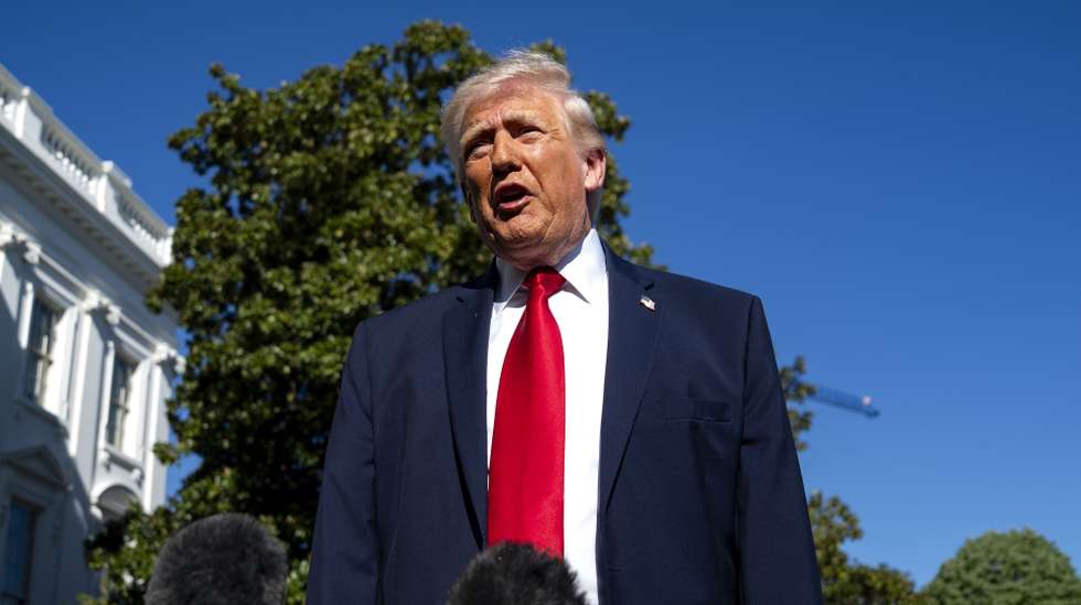 epa12884145 US President Donald Trump speaks to the media before departing the White House en route to Miami, Florida, in Washington, DC, USA, 11 April 2026.  EPA/BONNIE CASH / POOL