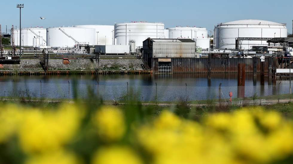 epa12873593 Mineral oil tanks at the storage facility of the German oil logistics company Unitank, in Raunheim, Germany, 07 April 2026. The Unitank facility in Raunheim serves as a critical regional hub, managing the storage and distribution of Jet A-1 aviation fuel, standard gasoline, and gas oil (diesel/EL heating oil).  EPA/RONALD WITTEK