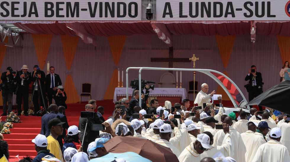Faithful at the arrival of Pope Leo XIV at Saurimo where he will celebrate a mass, Saurimo, Angola, 20 April 2026. The Pope is on an eleven-day apostolic journey to Africa, with stops in Algeria, Cameroon, Angola, and Equatorial Guinea. AMPE ROGERIO/LUSA