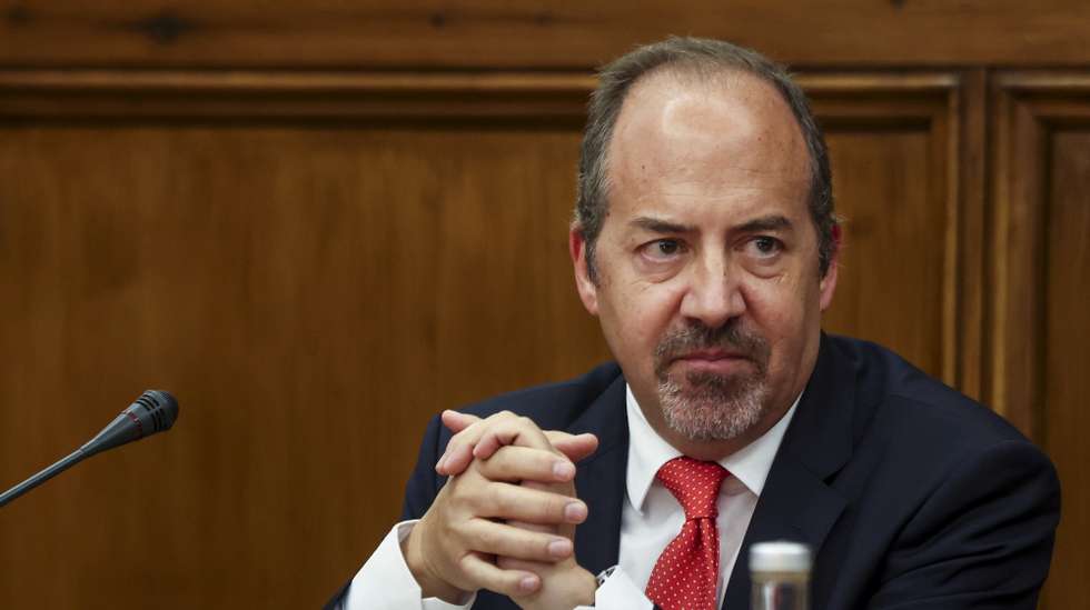 O governador do Banco de Portugal, Álvaro Santos Pereira, fala perante a Comissão de Orçamento, Finanças e Administração Pública na Assembleia da República, em Lisboa, 01 de abril de 2026. TIAGO PETINGA/LUSA