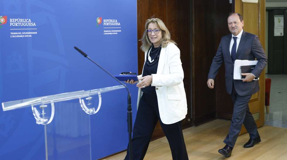 A ministra do Trabalho, Solidariedade e Segurança Social, Maria do Rosário Palma Ramalho (E), acompanhada pelo  Secretário de Estado Adjunto e do Trabalho, Adriano Rafael Moreira (D), à chegada para uma conferência de imprensa após uma reunião sobre a revisão da lei laboral com a União Geral dos Trabalhadores (UGT) e os patrões, em Lisboa, 17 de abril de 2026. ANTÓNIO PEDRO SANTOS/LUSA