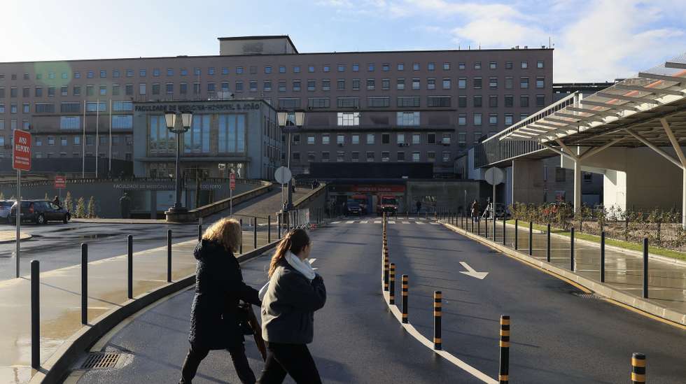 Entrada das Urgências do Hospital de São João no Porto, 2 de dezembro de 2025. O Presidente da República, Marcelo Rebelo de Sousa, operado na segunda-feira a uma hérnia encarcerada, passou bem a noite e poderá ter alta na quarta-feira, se tudo estiver a correr bem, segundo a presidente do Hospital de São João. JOSÉ COELHO/LUSA