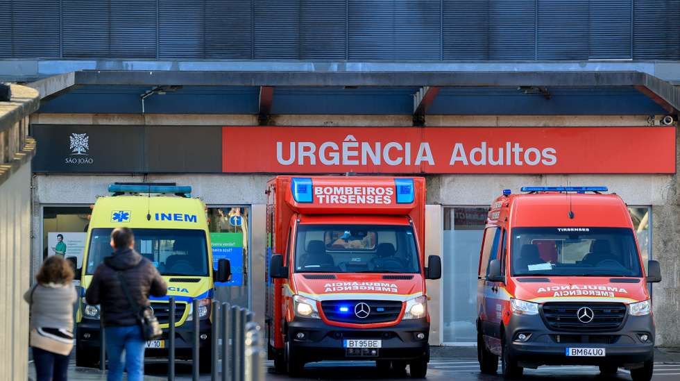 Entrada das Urgências do Hospital de São João no Porto, 2 de dezembro de 2025. O Presidente da República, Marcelo Rebelo de Sousa, operado na segunda-feira a uma hérnia encarcerada, passou bem a noite e poderá ter alta na quarta-feira, se tudo estiver a correr bem, segundo a presidente do Hospital de São João. JOSÉ COELHO/LUSA