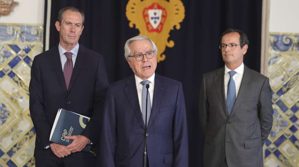 O presidente da Confederação dos Agricultores de Portugal (CAP), Álvaro Mendonça e Moura (C), fala aos jornalistas após uma audiência com o Presidente da República, António José Seguro (ausente na fotografia), no Palácio de Belém, em Lisboa, 22 de abril de 2026. MANUEL DE ALMEIDA/LUSA