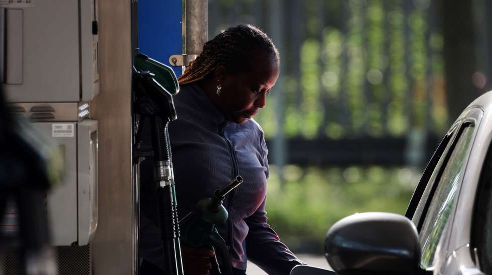 epa12906509 A customer fills her tank at a petrol station in London, Britain, 22 April 2026. Fuel theft across the UK is rising as the Iran war pushes up fuel prices. Petrol theft has surged by over 60 percent in the past year due to higher fuel costs driven by the ongoing conflict in the Middle East.  EPA/ANDY RAIN