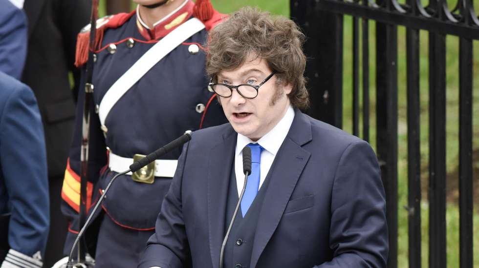 epa12866293 Argentina’s President Javier Milei speaks during a commemoration of Malvinas Day, which honors veterans and fallen soldiers of the Falklands War, in Buenos Aires, Argentina, 02 April 2026.  EPA/MATIAS MARTIN CAMPAYA