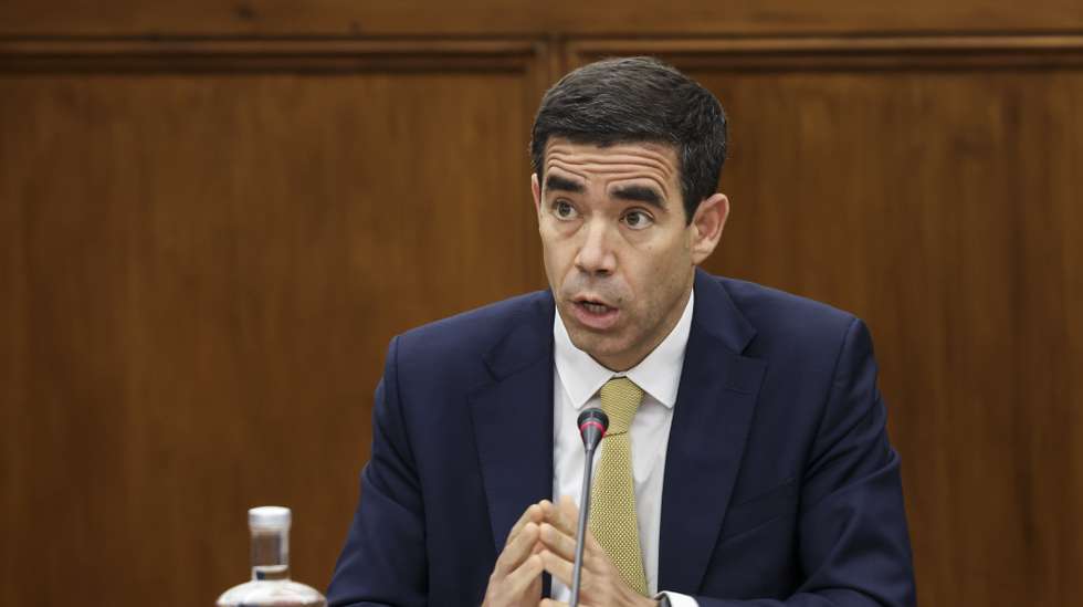 O ministro da Presidência, António Leitão Amaro, durante a sua audição na Comissão de Ambiente e Energia, na Assembleia da República, em Lisboa, 23 de abril de 2026. MIGUEL A. LOPES/LUSA