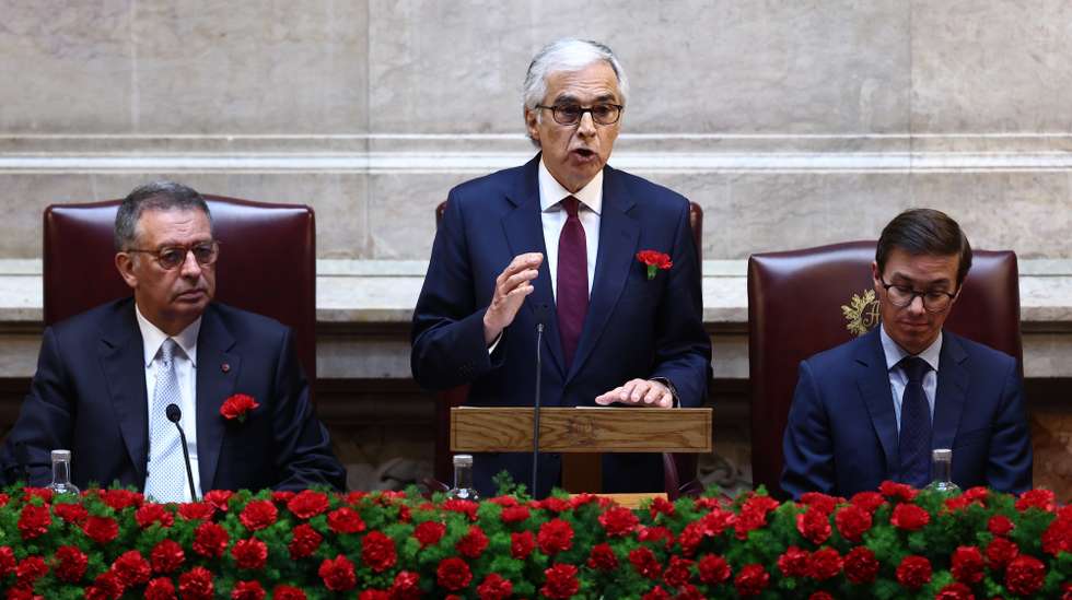 Parliament preesident Jose Manuel Aguiar-Branco (C), flanked by portuguese President Antonio Jose Seguro (L) speeches at the ceremony commemorating the April 25th revolution, the Carnation Revolution, today in Parliament, in Lisbon, Portugal, April 25, 2026. RODRIGO ANTUNES/LUSA