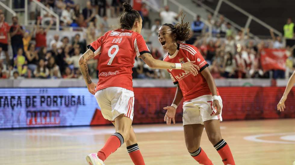 A jogadora do Benfica Fifó (E) festeja com Maria Pereira após marcar um golo contra o Grupo Nuno Álvares durante o jogo da final da Taça de Portugal, Pavilhão Multiusos de Gondomar, 26 de abril de 2026. JOSÉ COELHO/LUSA