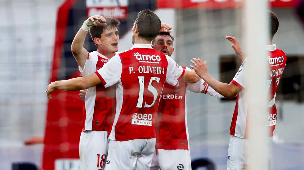 O jogador do Sporting de Braga Pau Victor (E) festeja após marcar um golo contra o Casa Pia durante o jogo da I iga de futebol, disputado no Estádio Municipal de Rio Maior, 23 de abril de 2026. PAULO CUNHA/LUSA