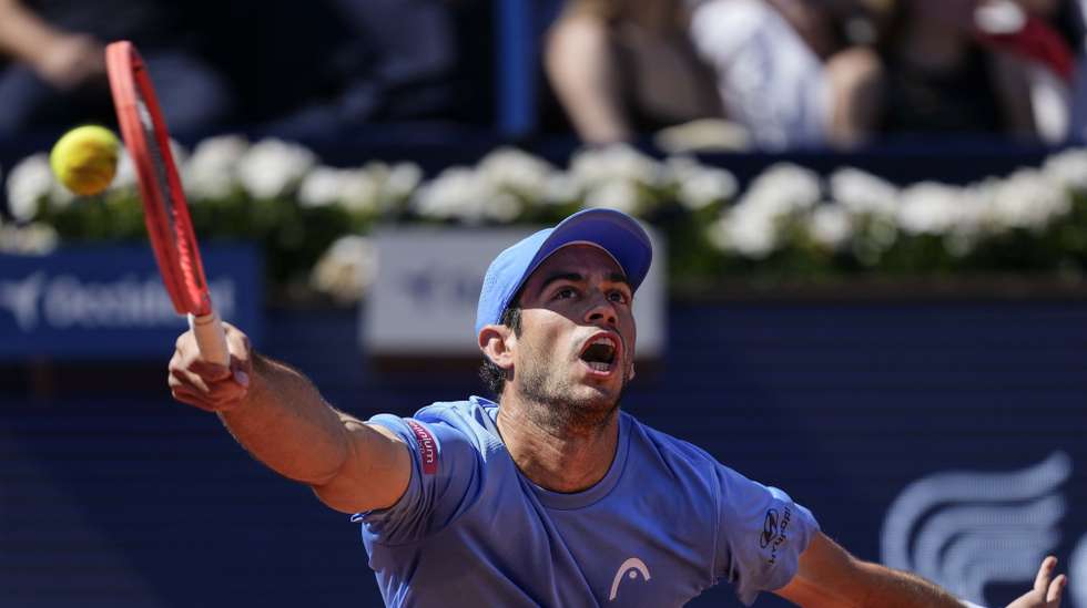 epa12896201 Nuno Borges of Portugal in action during his quarter-finals match against Hamad Medjedovic of Serbia at the Barcelona Open tennis tournament in Barcelona, Spain, 17 April 2026.  EPA/Enric Fontcuberta
