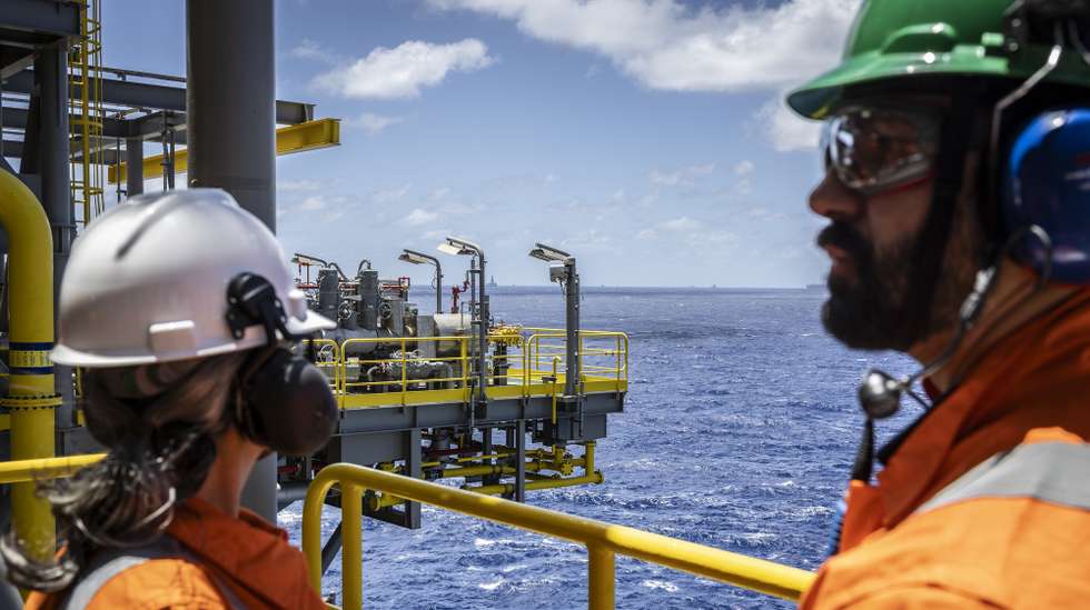 epaselect epa12487783 Workers from the oil company Petrobras and the platform company SBM Offshore, on the Almirante Tamandare floating production, storage, and offloading (FPSO) unit in the Santos Basin, 180 km off the coast of Rio de Janeiro, Brazil, 14 October 2025 (issued 28 October 2025). The Almirante Tamandare oil platform, one of the five largest in the world and capable of supplying a country like Portugal, has broken all production records in Brazil since it began operating in February 2025 and now accounts for eight percent of the crude oil extracted by the state-owned company Petrobras.  EPA/ANDRE COELHO