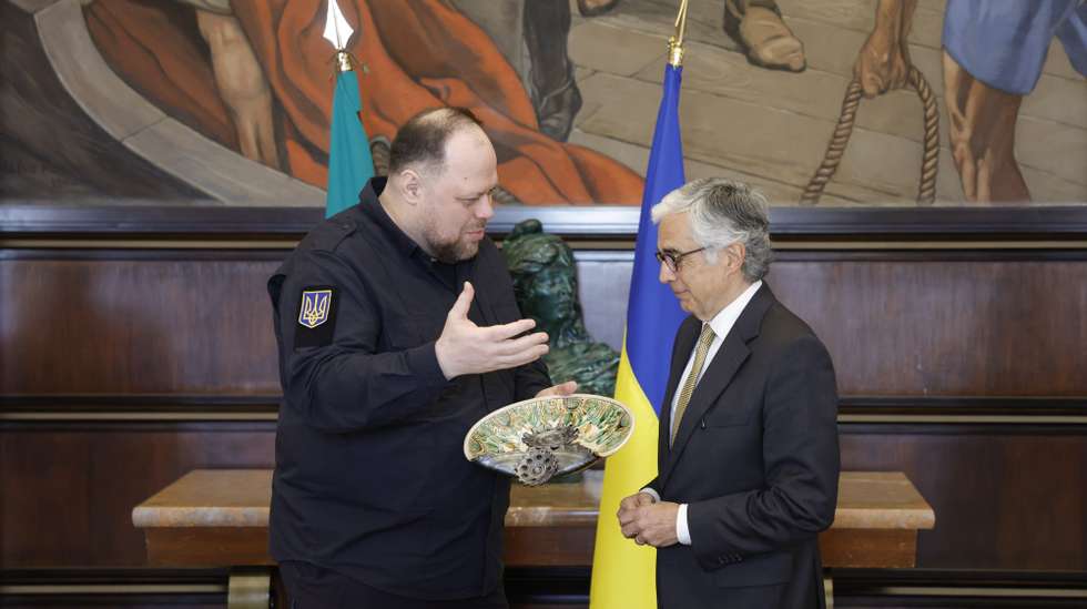 The President of the Ukrainian Parliament, Ruslan Stefanchuk (L), delivers a suvenir to the President of the Portuguese Parliament, José Pedro Aguiar-Branco (R), after signing the book of honor at the Parliament in Lisbon, Portugal, 6 May 2026. ANTÓNIO PEDRO SANTOS/LUSA