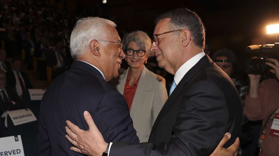 O Presidente da República, António José Seguro (D), acompanhado pela presidente do Instituto Universitário Europeu, Florença, Patrizia Nanz (C), cumprimenta o presidente do Conselho Europeu, António Costa (E), durante a celebração do 50.º aniversário do Instituto Universitário Europeu, no âmbito da visita a Itália, no Teatro del Maggio Musical Fiorentino, em Florença, Itália, 07 de maio de 2026. MANUEL DE ALMEIDA/LUSA