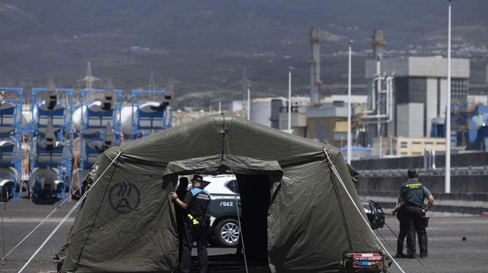 epa12941579 Civil Guard officers and local policemen prepare the command post set up at the port of Granadilla de Abona, in Tenerife Island, during preparations for the arrival of the cruise ship MV Hondius, affected by hantavirus outbreak, Canary Islands, southwestern Spain, 08 May 2026.  According to the World Health Organization (WHO), eight cases of hantavirus have been reported, including three deaths, on the cruise ship that is expected to dock in the Canary Islands at the weekend.  EPA/MIGUEL BARRETO