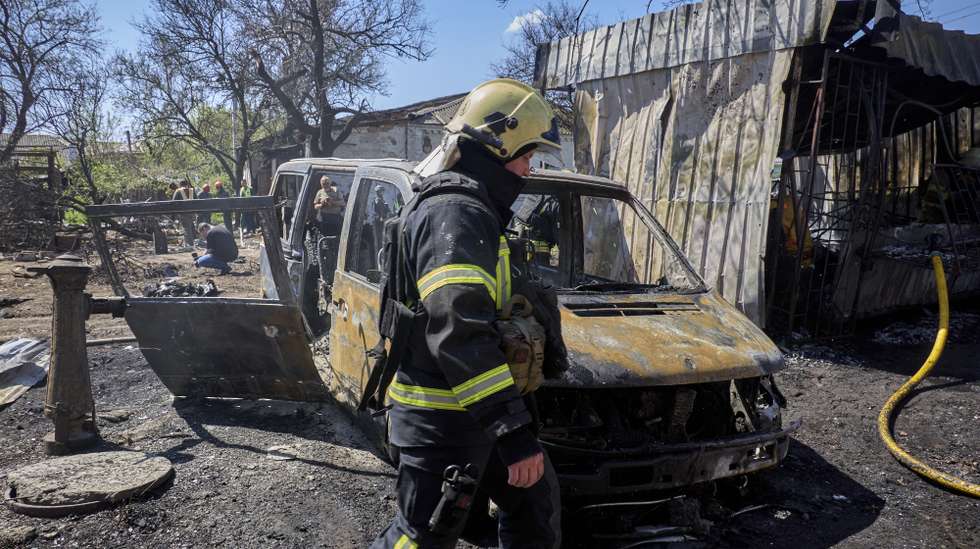 epa12939236 Ukrainian rescuers work at the site of a Russian strike on a residential area in Kharkiv, Ukraine, 07 May 2026, amid the ongoing Russian invasion. At least seven people were injured, including two children, as Russia attacked a residential area of Kharkiv, according to the State Emergency Service report.  EPA/SERGEY KOZLOV